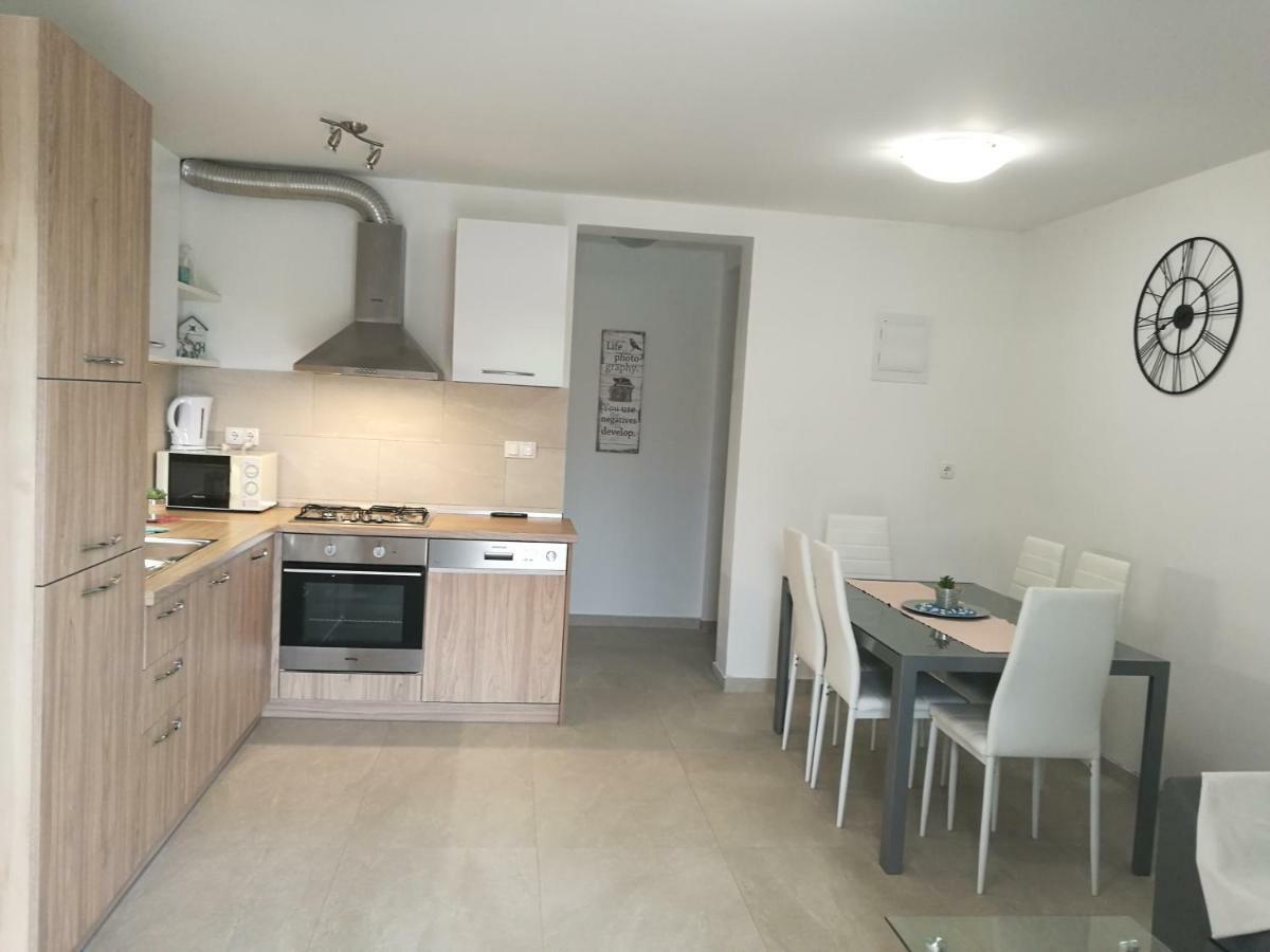 Apartments Klaudija Čižići Exteriör bild